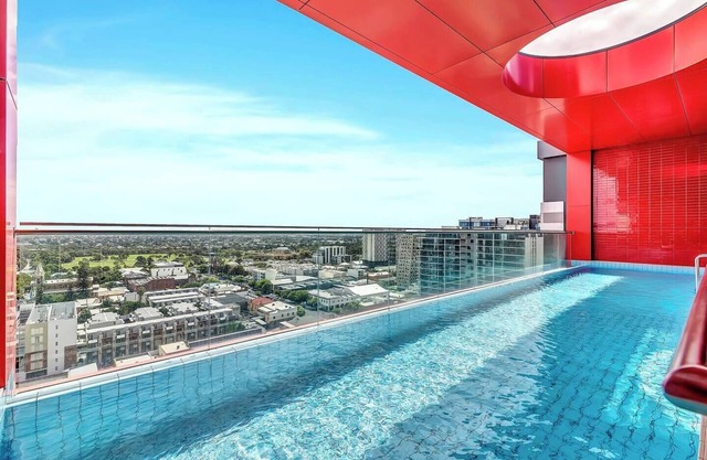 Adelaide Azure Scenic CBD Haven with Infinity Pool
