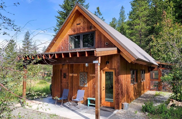 Adeline - cute Mazama meadow cabin with sauna