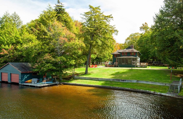 Adirondack 6 BR / 4B Waterfront w / Court de tennis, Sand VB Court & Dock / Boat House