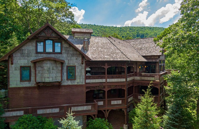 Adirondack - Luxury Pet Friendly 7500+ Square Foot Boone Home with Views, Fireplace, & Game Room!