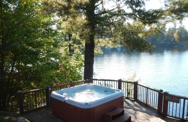 Région des Adirondacks ~ bain à remous sur une terrasse spectaculaire ~ bateau ponton, planches à pagaie