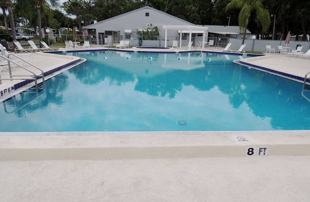 Adorable 1/1 in coveted Sarasota Lakes available 6/1/24!