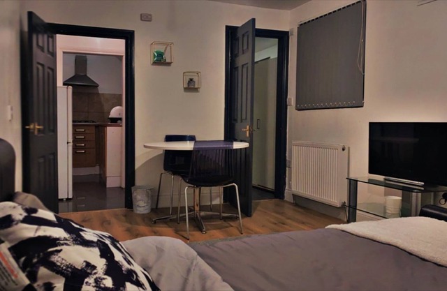 Adorable 1-bedroom place with patio