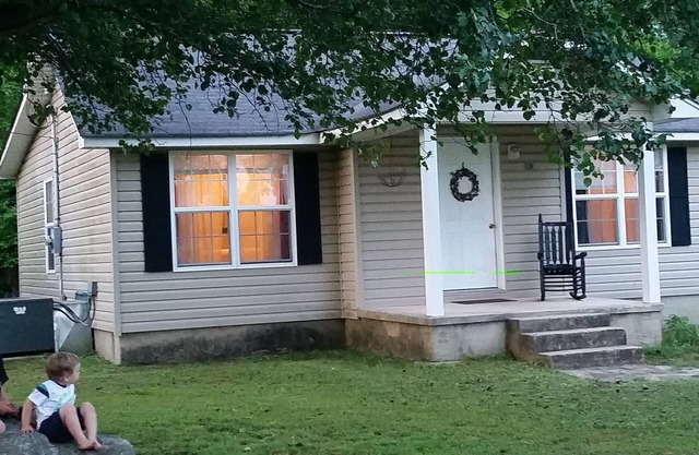 Adorable maison de 2 chambres, abordable, très bien situé juste à côté de l'autoroute 127