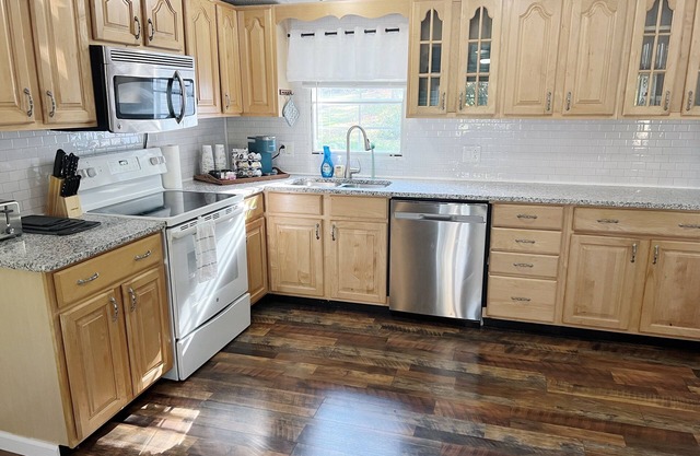 Adorable 3 bed+ 2 bath home @ High Rock Lake