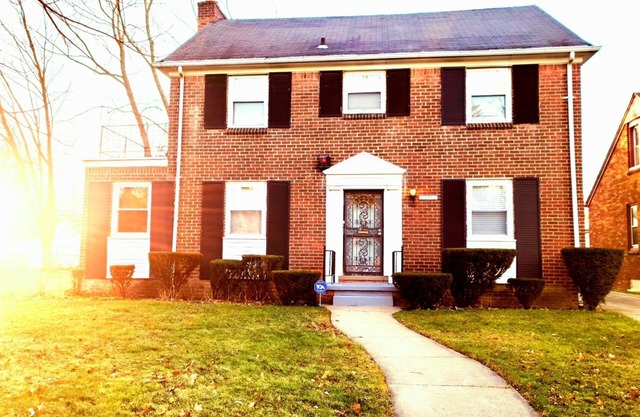 Adorable 3 bedroom with large backyard great for family fun
