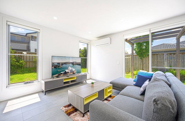 Adorable 4Br house with Wifi & Parking Denham Court
