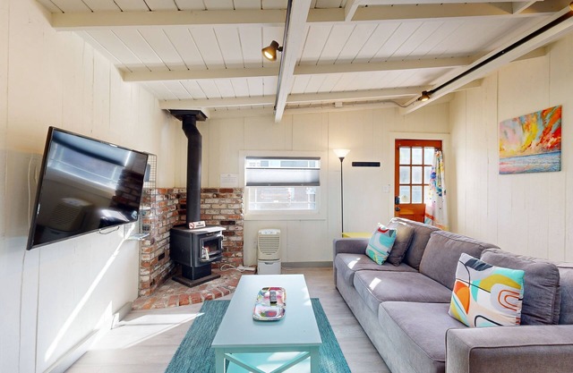 Adorable & Airy Updated Beach Cottage w/ Patio, New Kitchen & Bathroom