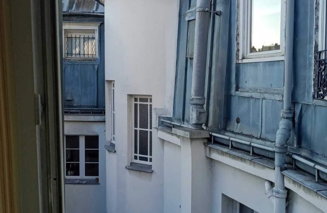 Adorable et typiquement Parisienne chambre de bonne