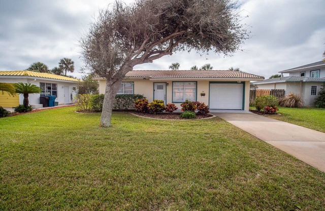 Adorable Beach Bungalow just Steps from the BEACH!!