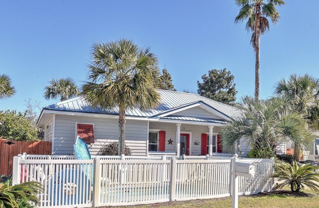 Adorable Beach Cottage - Private Pool - Short walk to beach