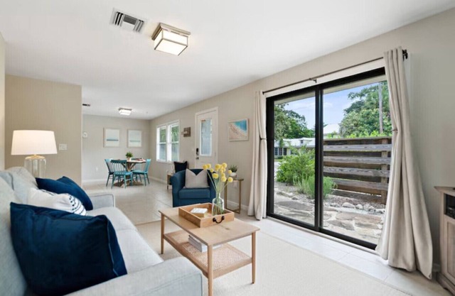 Adorable Brach Cottage Bungalow in Sunny Sarasota