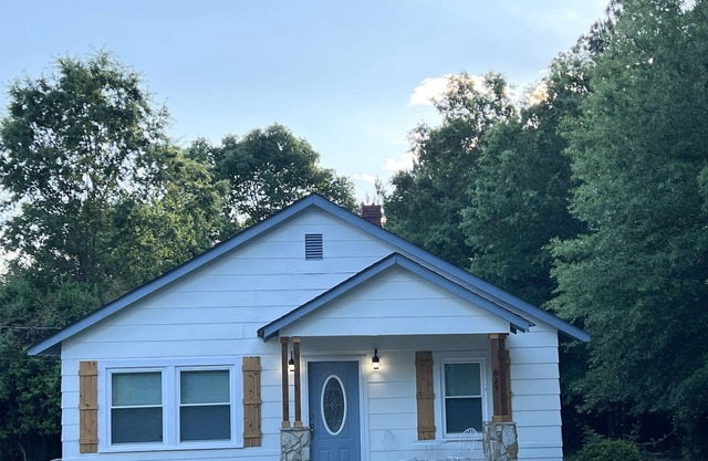 Adorable Bungalow...near Badin Lake and Lake Tillery!