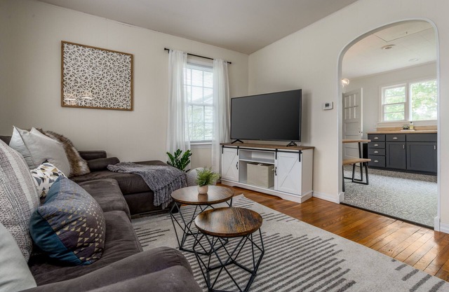 Adorable character home! Near downtown Sturgeon Bay & Sunset Beach Park!
