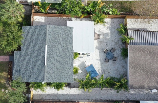 Adorable Compound for 10 - including main house and 2 private studios