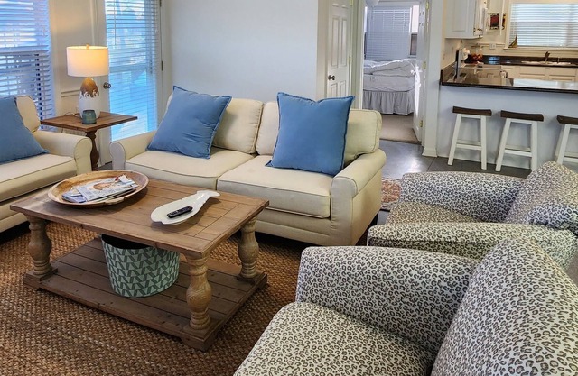Adorable cottage on beautiful Magnolia River- minutes to Fairhope & the beaches!