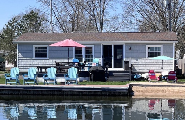 ADORABLE COTTAGE ON CANAL OF GUN LAKE, BAY POINT 1 MILE, BITTERSWEET 15 MI