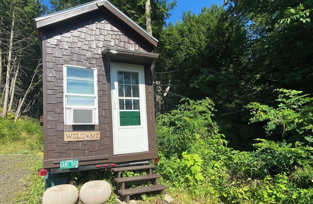 Adorable Cozy Tiny House perfect for skiing Vermont.