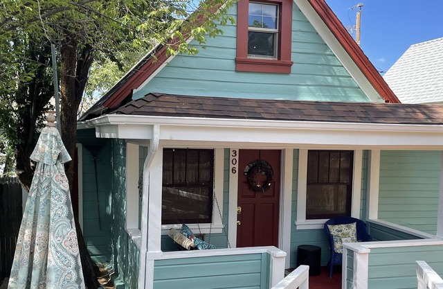 Adorable Cottage Downtown