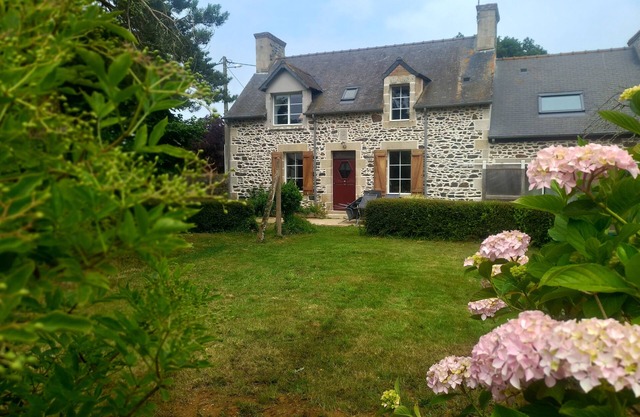 Adorable gîte, 3 kms from Binic & beaches, equipped kitchen, 4 bedrooms 8 beds, garden