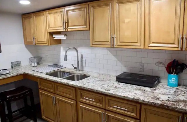 Adorable guest house 10mins to beach and downtown
