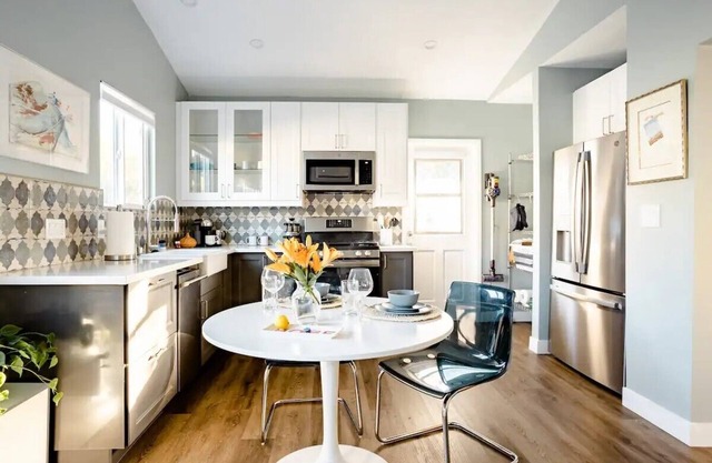 Adorable guest house walking distance to Rose Bowl