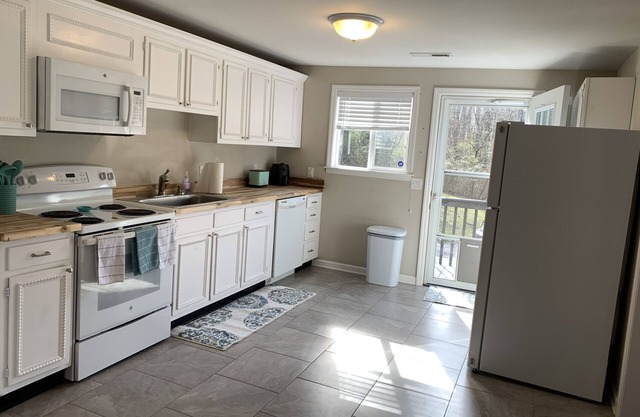 Adorable house in quiet neighborhood - 7 minutes from downtown!