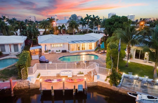Adorable house with Amazing water front of canal