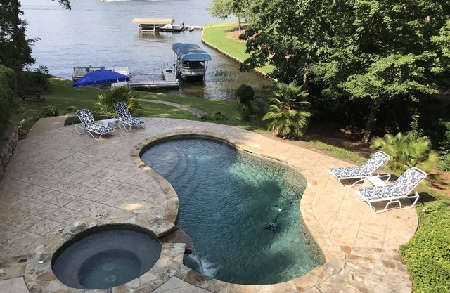 Adorable oasis au bord du lac sur le lac Oconee avec piscine privée et quai en taille réelle.