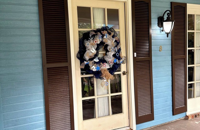 Adorable loft near the beach is waiting! Beach 1.5 miles away. Pet Friendly!