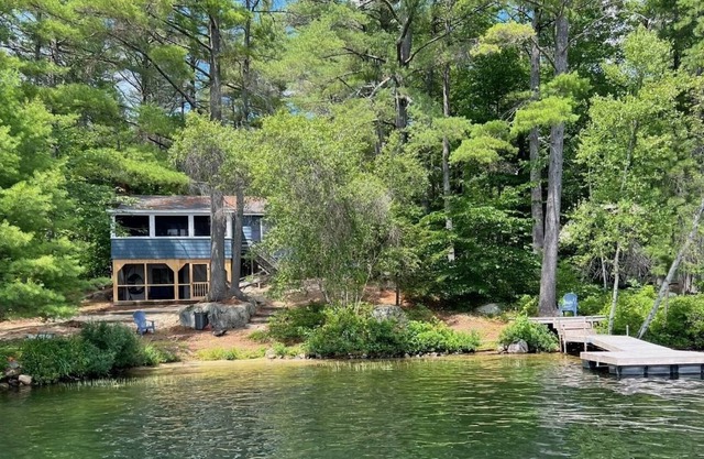 Adorable Maine cottage with sandy entry waterfront into Moose Pond