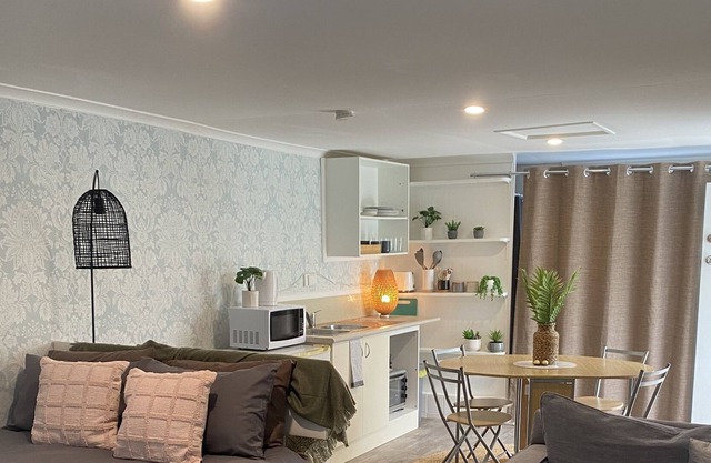 Adorable one bedroom open plan living cabin