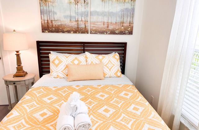 Adorable Private Cottage, Pet friendly, near beach & downtown. NO cleaning fee.