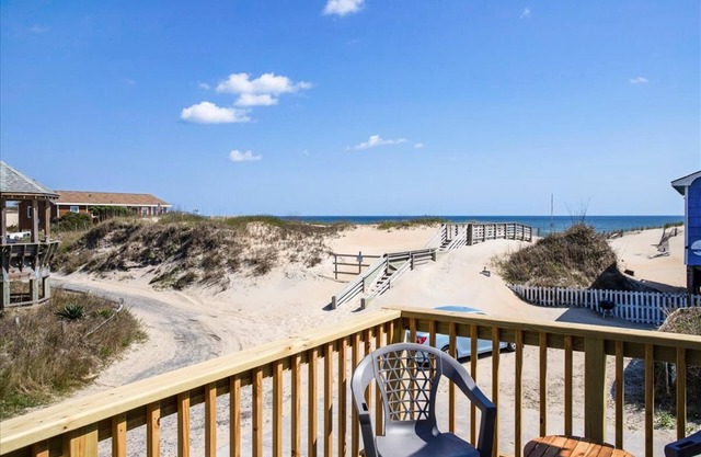 Adorable semi-oceanfront cottage in Nags Head. Steps to the beach & ocean views!