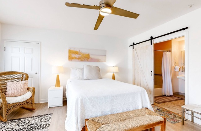 Adorable studio pour deux à quelques pas de la plage - piscine partagée et courts de tennis!