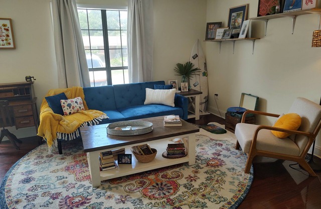 Adorable townhouse on James Island. Stocked kitchen & private outdoor courtyard.