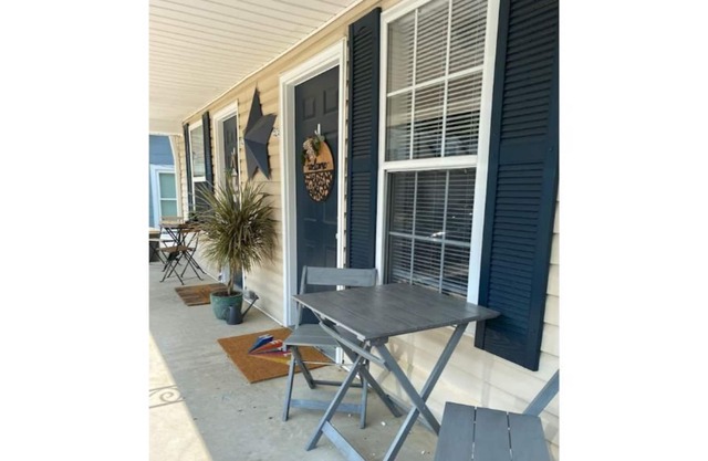 Adorable Updated 1 Bedroom- Duplex Style Home