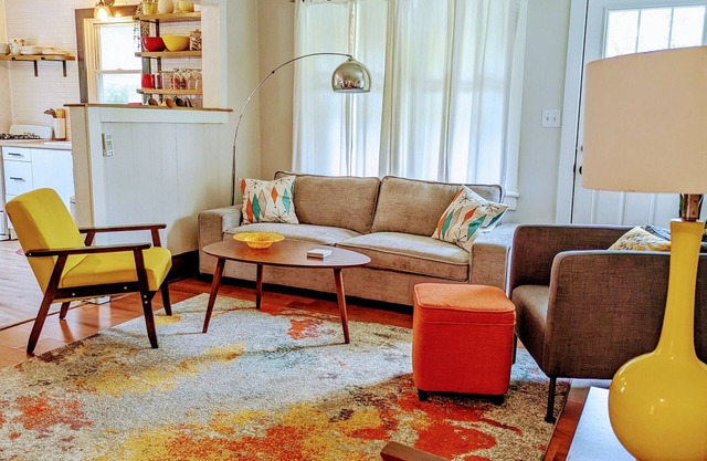 Adorable vintage cottage CENTRAL LOCATION Dog friendly and 7 night discount