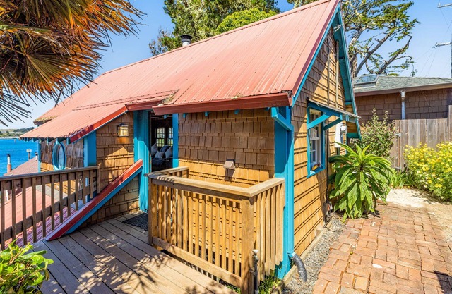 Adorable waterfront cottage with private hot tub, deck, & wood stove