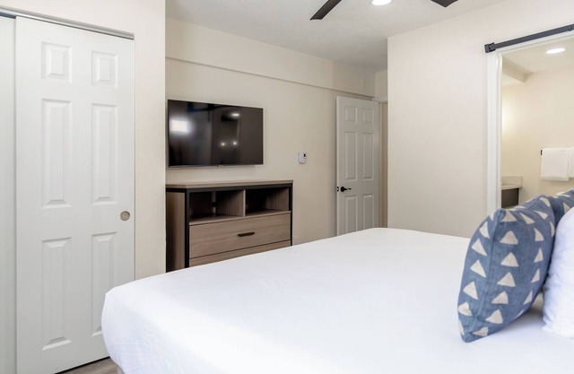 Adventure Awaits! Four Serene Units for Families, Near Steamboat Ski Resort, Hot tub, Ski Equipment Rental, Free Parking, Skiing