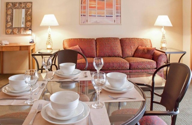 Adventure Awaits! 2 Great Units, Kitchenette, Onsite Pool, Near Old Port Beach