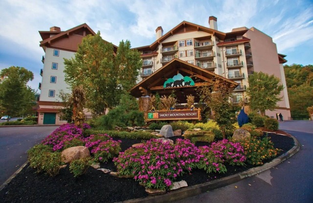 Adventure Awaits at Our 2BR Gatlinburg Getaway – Walk, Splash, Explore!