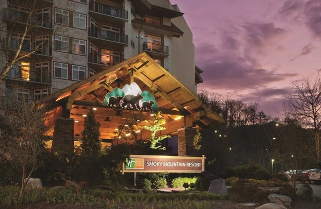 Adventure Awaits at Our 1BR Gatlinburg Getaway – Walk, Splash, Explore!