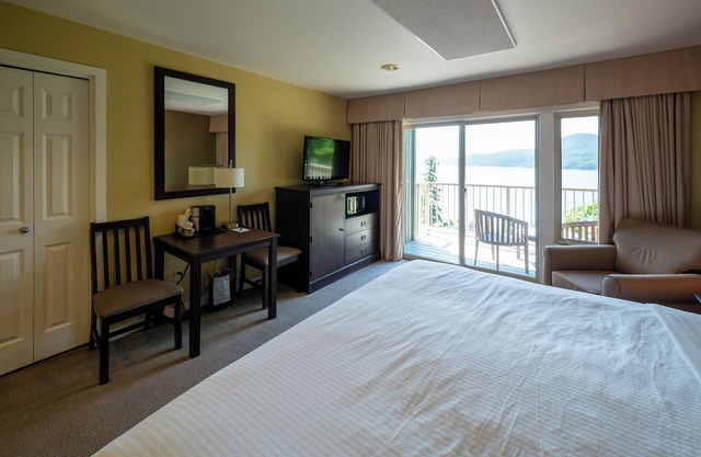 Adventure Awaits—Secluded Orcas Island Stay | Hillside 1952