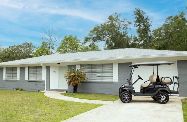Adventure on Arbor - close to the beach & downtown - includes a golf cart!!