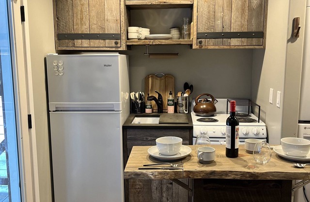 Adventure seekers, dog friendly Tiny house w/ private access to Lion Mtn. Trail