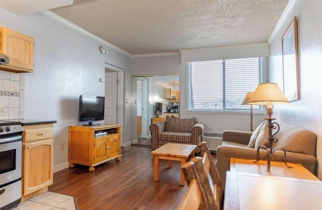 Adventure Vacation! Relaxing Stay for Families | Full Kitchen, Indoor Pool