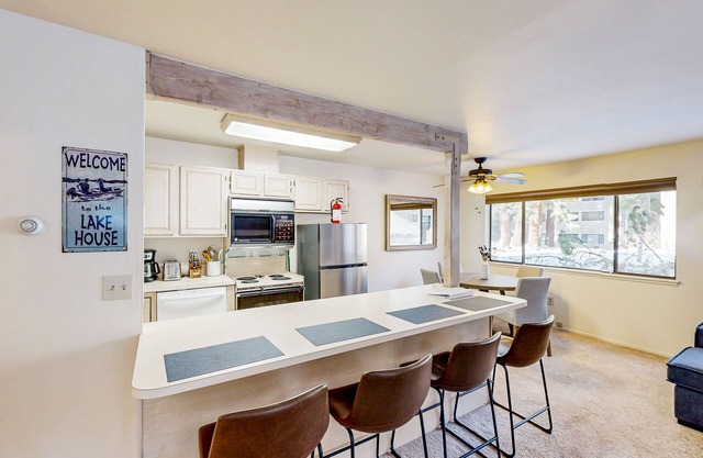 Adventurer's townhome near Lake Tahoe, skiing - wood-burning fireplace & W/D