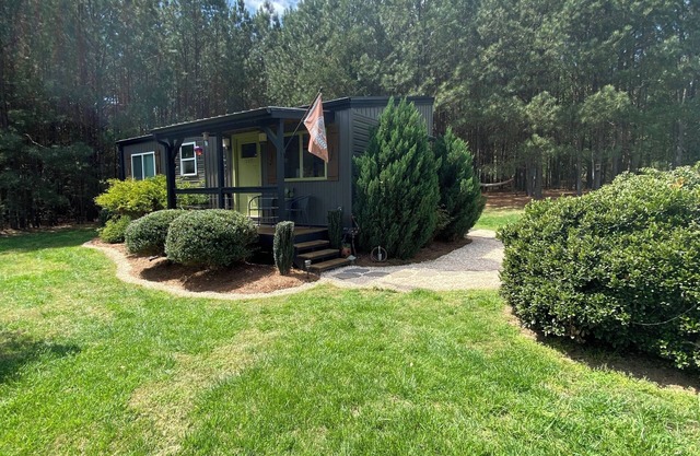 Adventurous tiny house! Located on 1 acre surrounded by evergreen forest