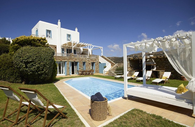 Luxueuse villa des Cyclades avec piscine privée et vue sur le golfe